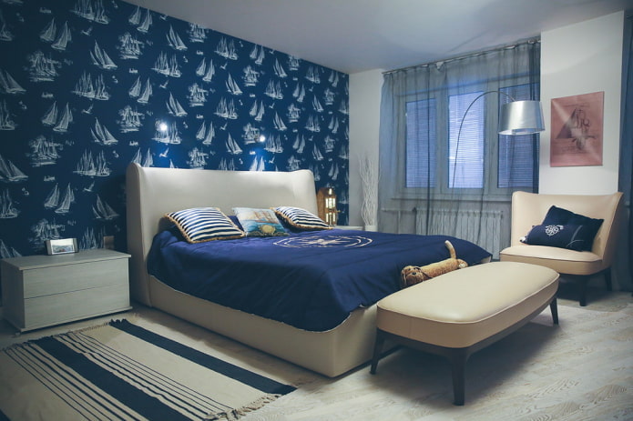 dormitorio con papel pintado de estilo marinero