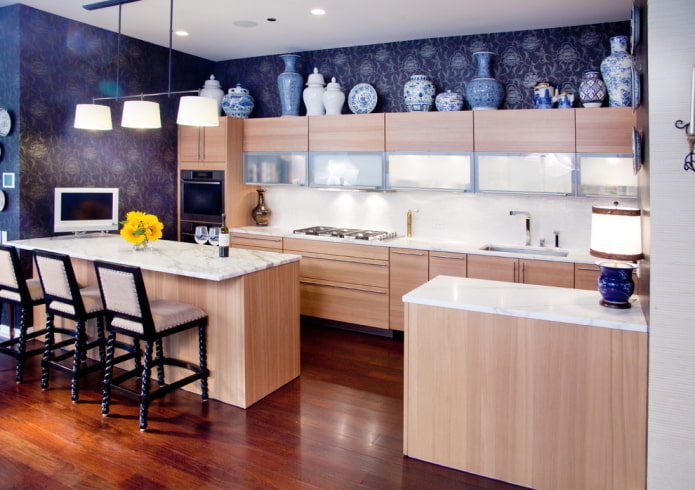 Papel pintado azul en la cocina