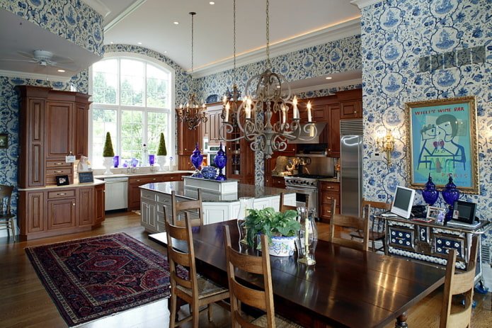 Papel pintado blanco y azul en la cocina