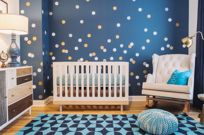 papel pintado azul en la habitación infantil