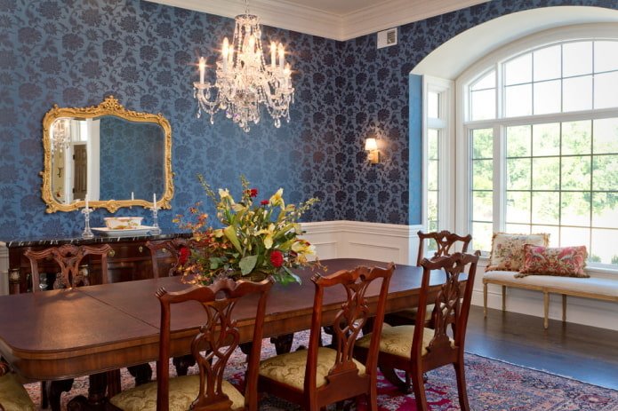 Papel pintado azul oscuro y muebles marrones