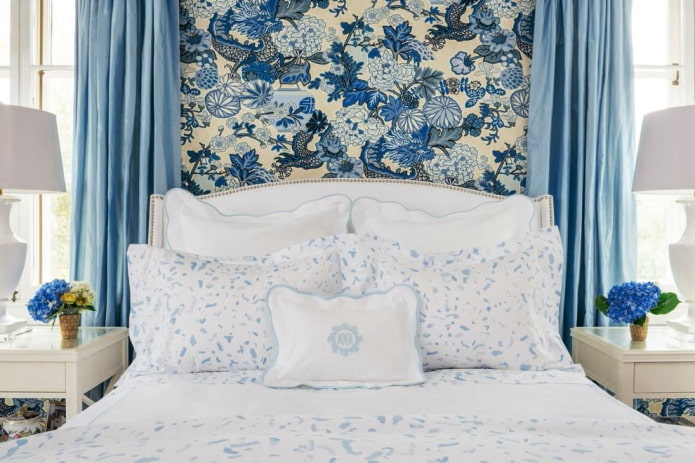 Papel pintado azul y beige en el dormitorio