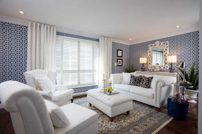 Muebles blancos y papel pintado blanco y azul