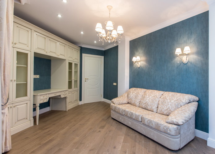 Muebles claros y papel pintado azul