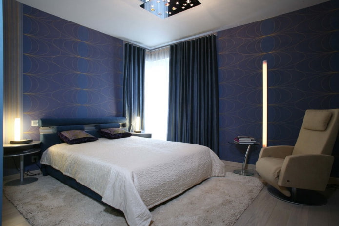 Cortinas azul oscuro en el dormitorio
