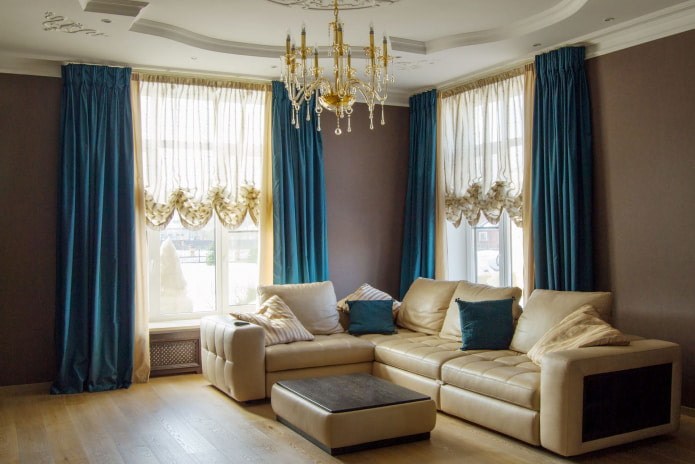 Cortinas austriacas en la sala de estar