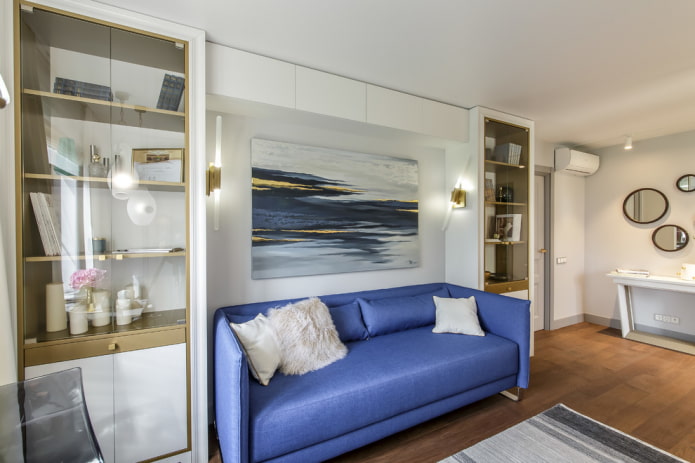 Sofá con tapizado de tela azul en el interior