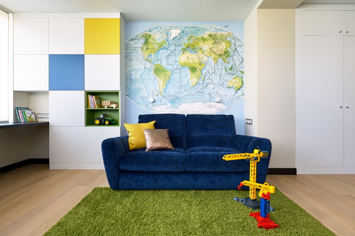 sofá azul en el interior de una habitación infantil