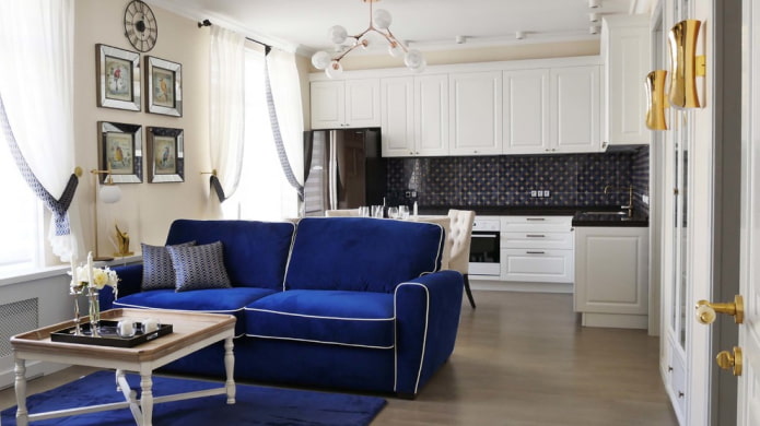 sofá azul en el interior de la cocina-salón