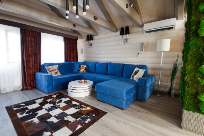 Gran sofá azul en el interior