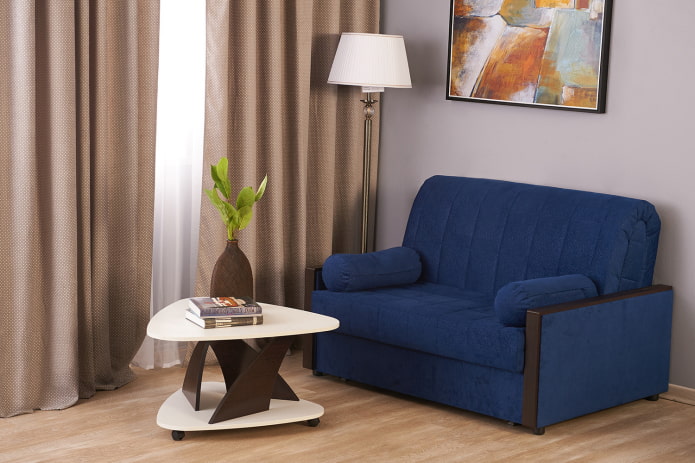 Sofá acordeón azul en el interior