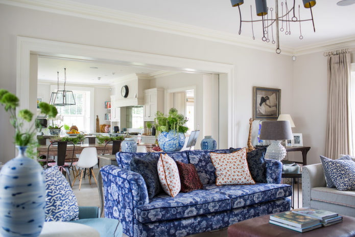 sofá azul con tapizado estampado