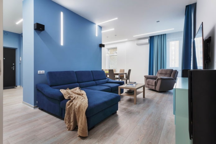 Sofá azul de estilo moderno