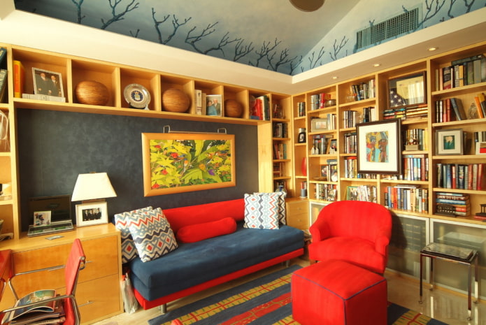 sofá azul y rojo en el interior