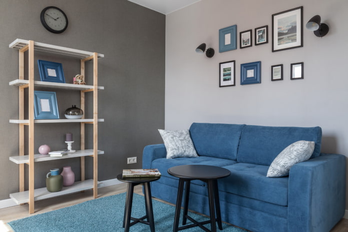 Pequeño sofá azul en el interior