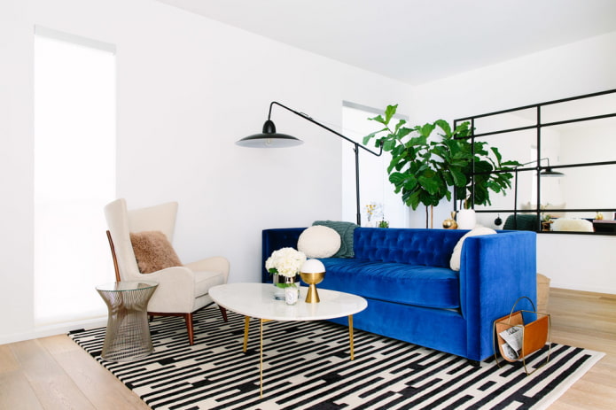Pequeño sofá azul en el interior