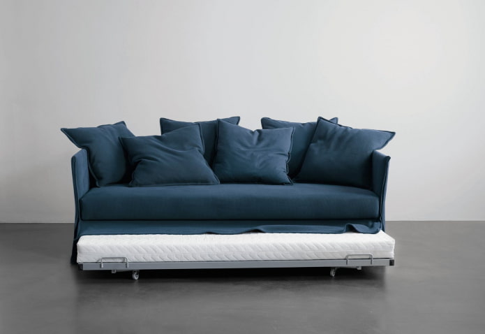 Sofá desplegable azul en el interior