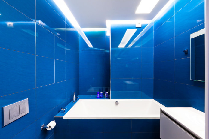 azulejos azul brillante en el baño