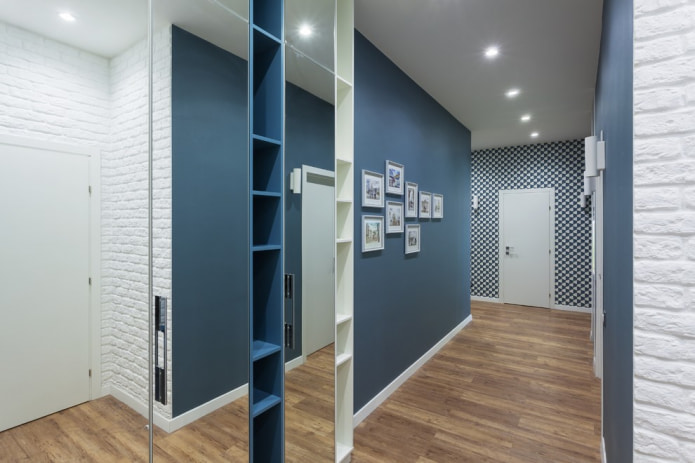 diseño de pasillo moderno en blanco y azul