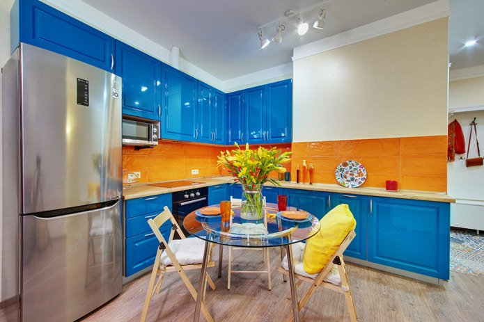 Cocina azul y naranja