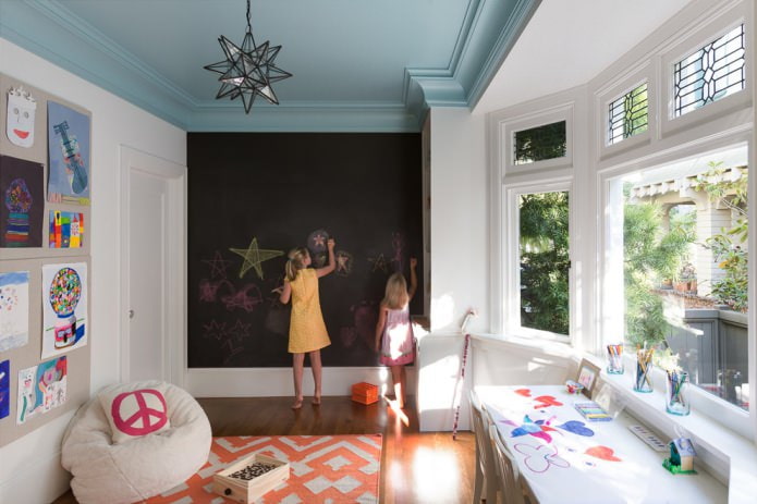Color azul pálido del techo en una habitación infantil