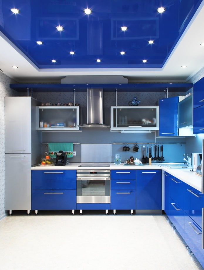 Techo tensado azul en la cocina
