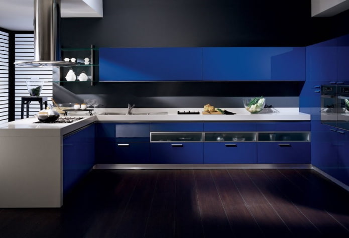 Interior de cocina en tonos negros y azules