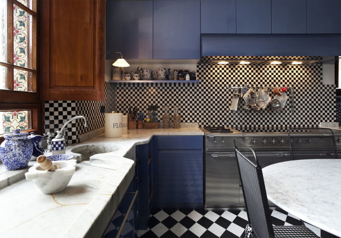 Interior de cocina en tonos negros y azules