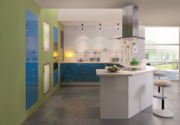 Interior de cocina en tonos azul verdosos