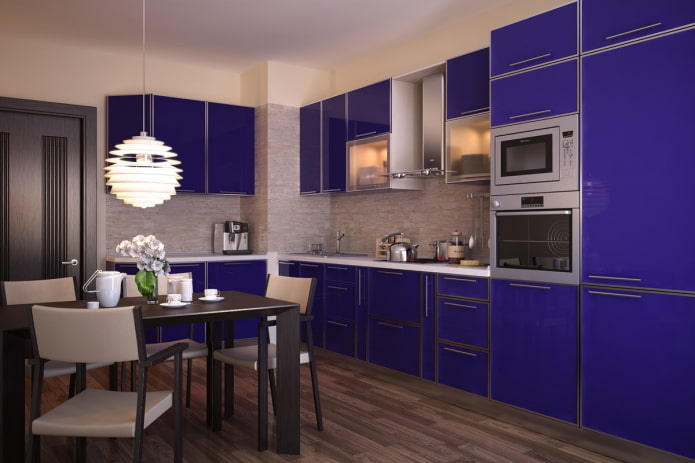Interior de cocina en tonos beige y azules