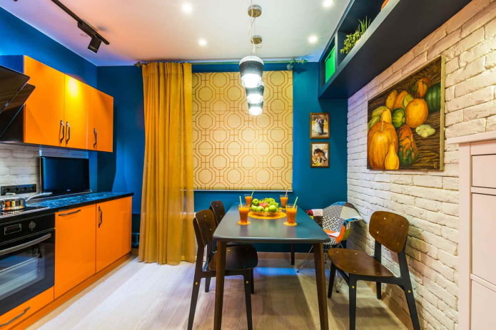 Interior de cocina en tonos azules con toques brillantes