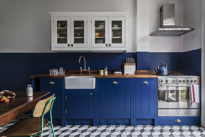 interior de cocina en tonos azules y blancos