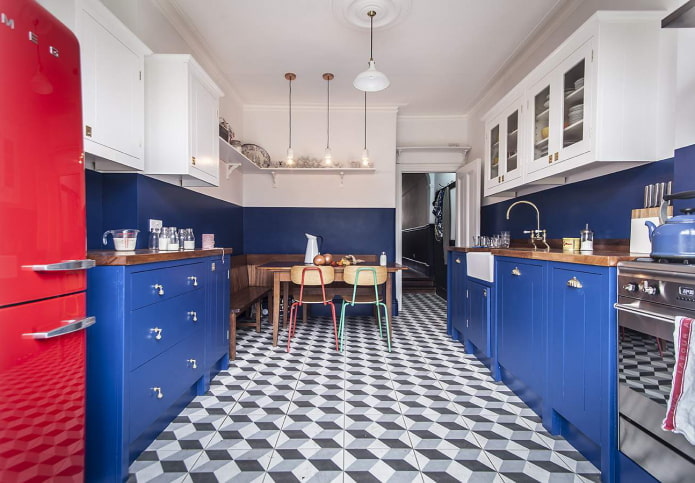 Interior de cocina en tonos azules con acentos brillantes