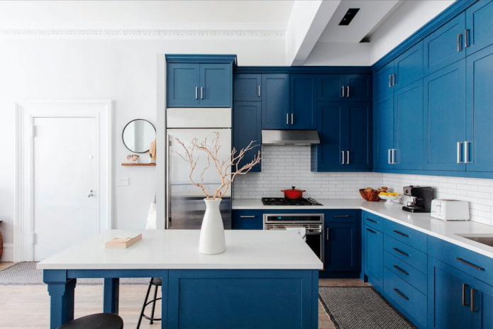 interior de cocina en tonos azules y blancos