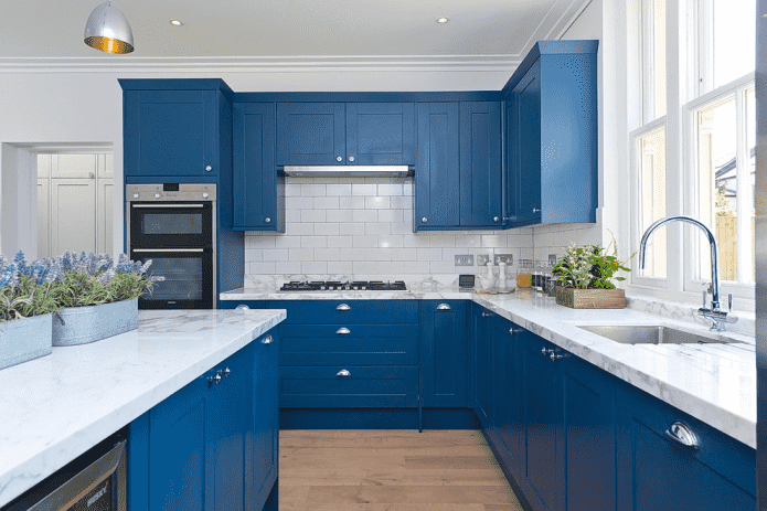interior de cocina en tonos azules y blancos