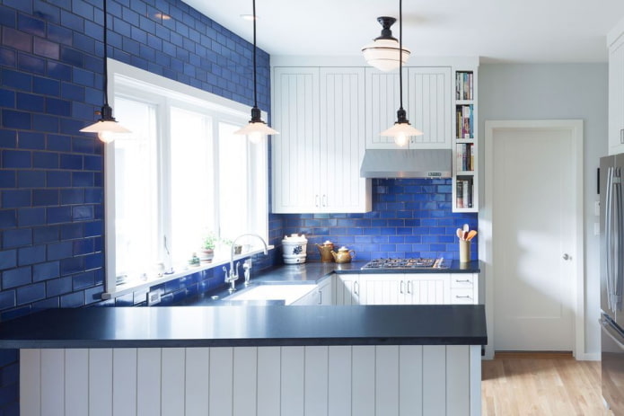 interior de cocina en tonos azules y blancos