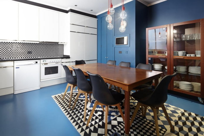 Comedor en una cocina en tonos azules
