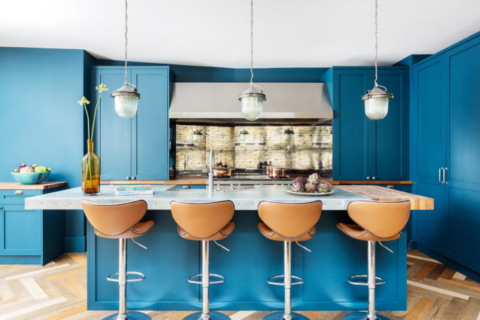 Decoración e iluminación en el interior de la cocina en tonos azules