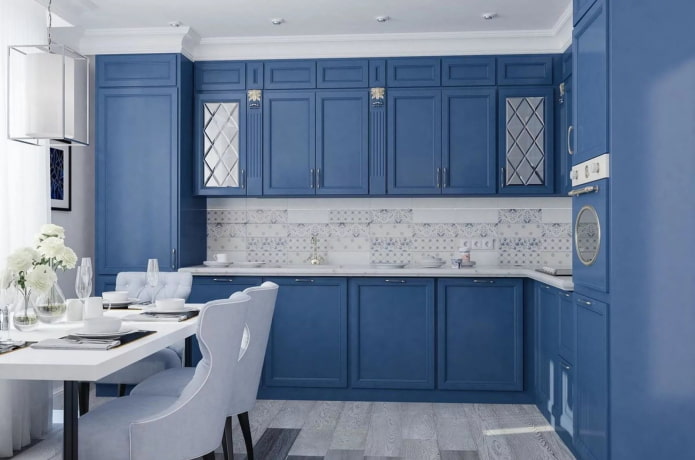 cocina en tonos azules de estilo neoclásico