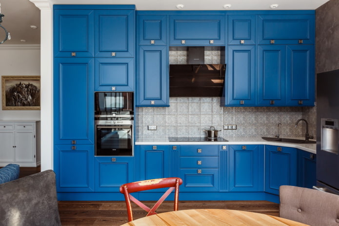 cocina en tonos azules de estilo neoclásico
