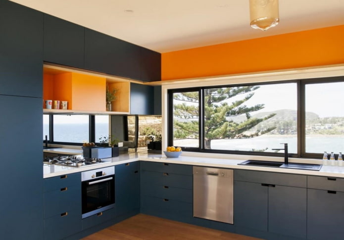 Interior de cocina en tonos azules con acentos brillantes