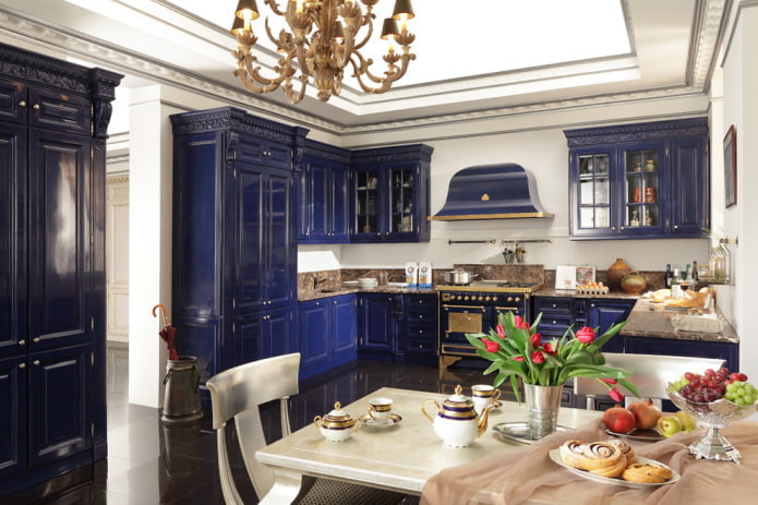 cocina en tonos azules de estilo clásico