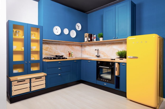 interior de cocina en tonos azules con detalles brillantes