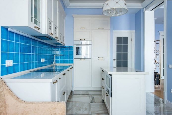 Interior de cocina en tonos azules y celestes