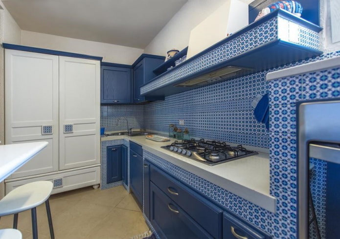 Sistemas de almacenamiento en la cocina en tonos azules