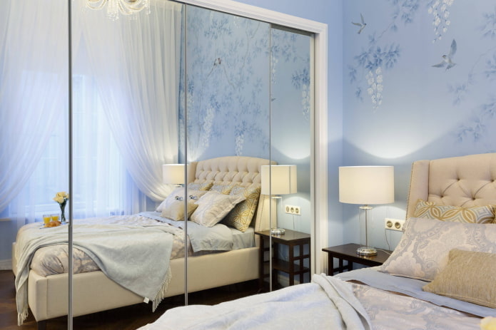 Muebles beige sobre fondo azul