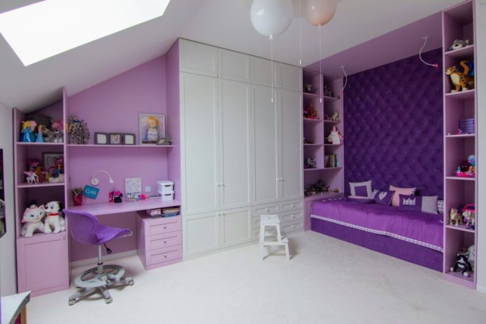 habitación infantil blanca y morada