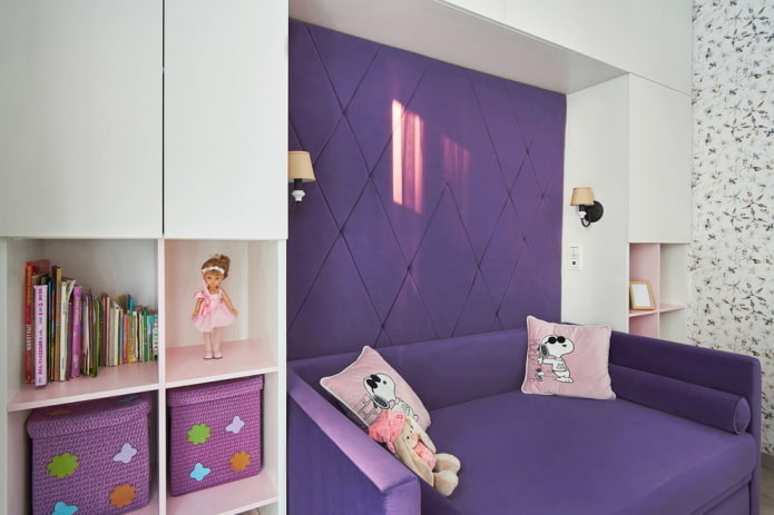 Habitación infantil morada y blanca