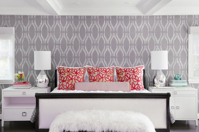 papel pintado gris-lila en el dormitorio