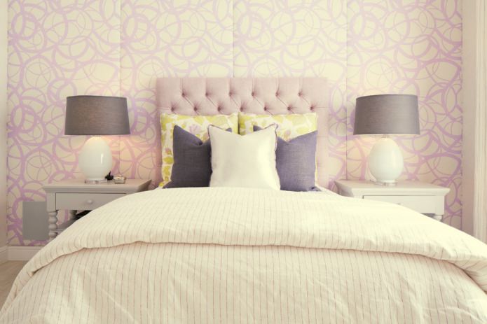 Papel pintado beige y lila con estampado